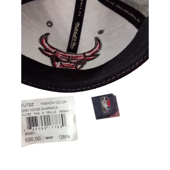 Men's Chicago Bulls Gray Nose Snapback Hat - Picture 14 of 16